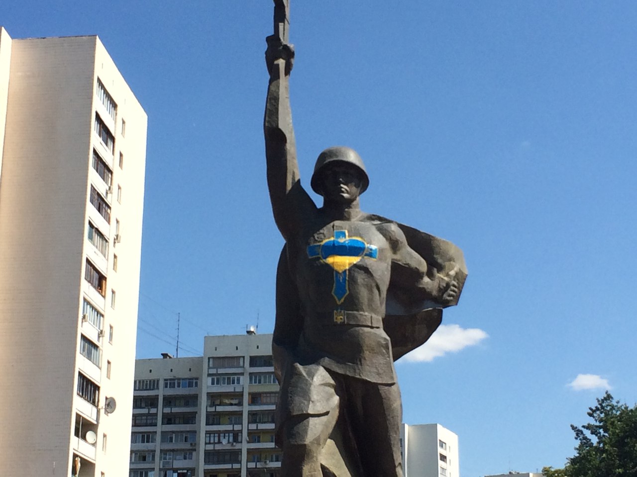 Активисты общественной организации «Громадська Варта» нарисовали крест в национальных цветах на памятнике Солдату. В горсовете это назвали «вопиющим актом вандализма». 