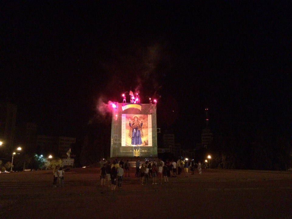 На постамент бывшего памятника Ленину участники акции подняли ещё один флаг