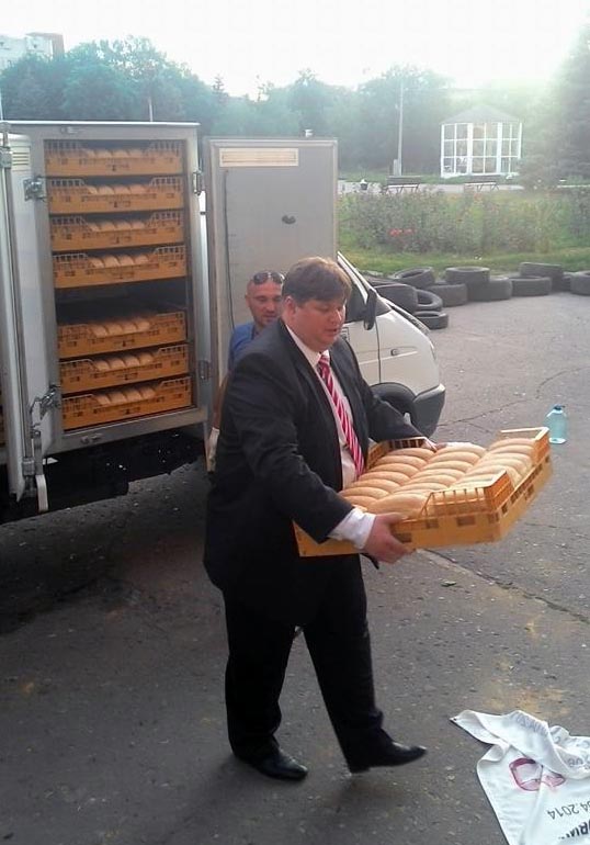 Игорь Балута разгружает хлеб в Славянске
