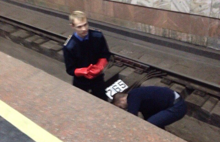 Сотрудники метрополитена побежали на помощь к пострадавшему. Источник фото: livekharkov.com