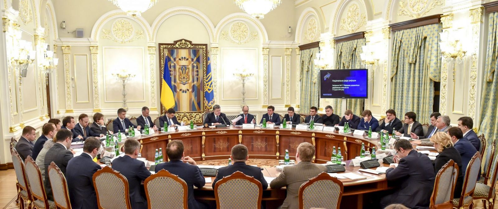 Авакова и Саакашвили на заседании Совета разделяют шесть министров