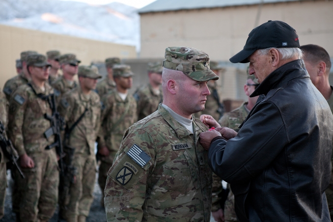 Джо Байден награждает военного в Афганистане, 2011 год