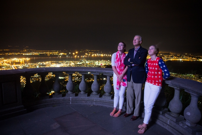 Вице-президент США Джо Байден с внучками в Рио-де-Жанейро, Бразилия, 2013 год 