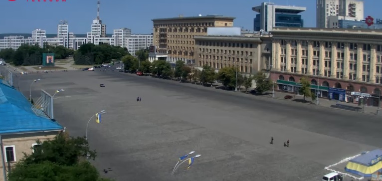 Площадь Свободы оцеплена по периметру. Вдоль корпуса гостиницы «Харьков» пройти нельзя. Скриншот с веб-камеры