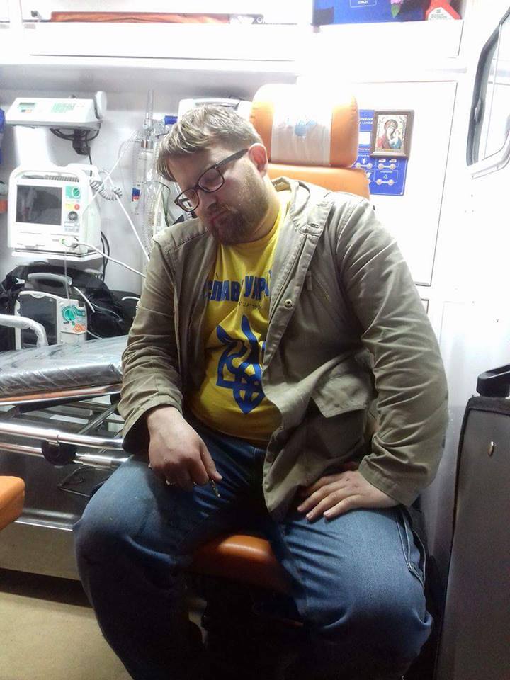 Валентин Быстриченко после нападения в машине скорой помощи. Фото: Facebook