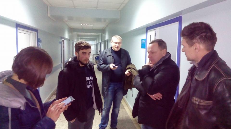 Представители «Громадськой варти» в больнице. Второй слева - Дмитрий Олейник. Фото: Валентин Быстриченко, Facebook