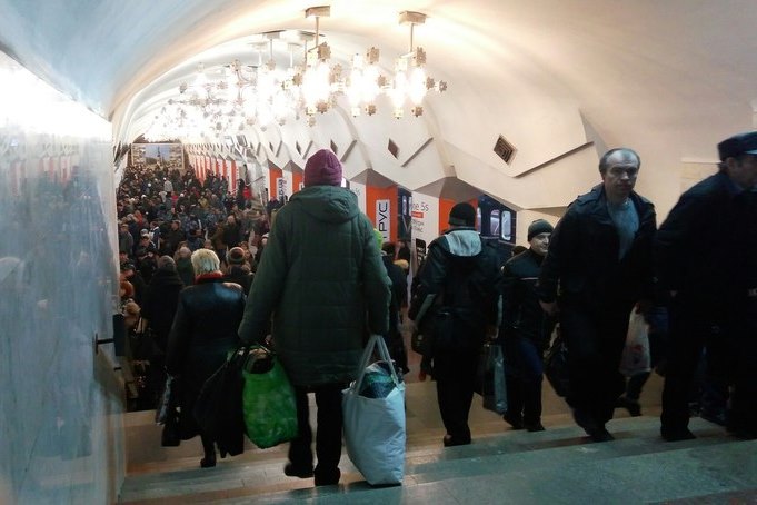 Утро в метро после сбоя в движении. Источник фото: vk.com/only_kharkov