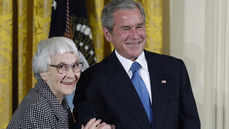 Президент США Джордж Буш вручает Харпер Ли медаль Свободы. 2007 год. Источник фото: Reuters