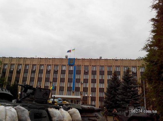 Украинский флаг на здании Артёмовского горсовета