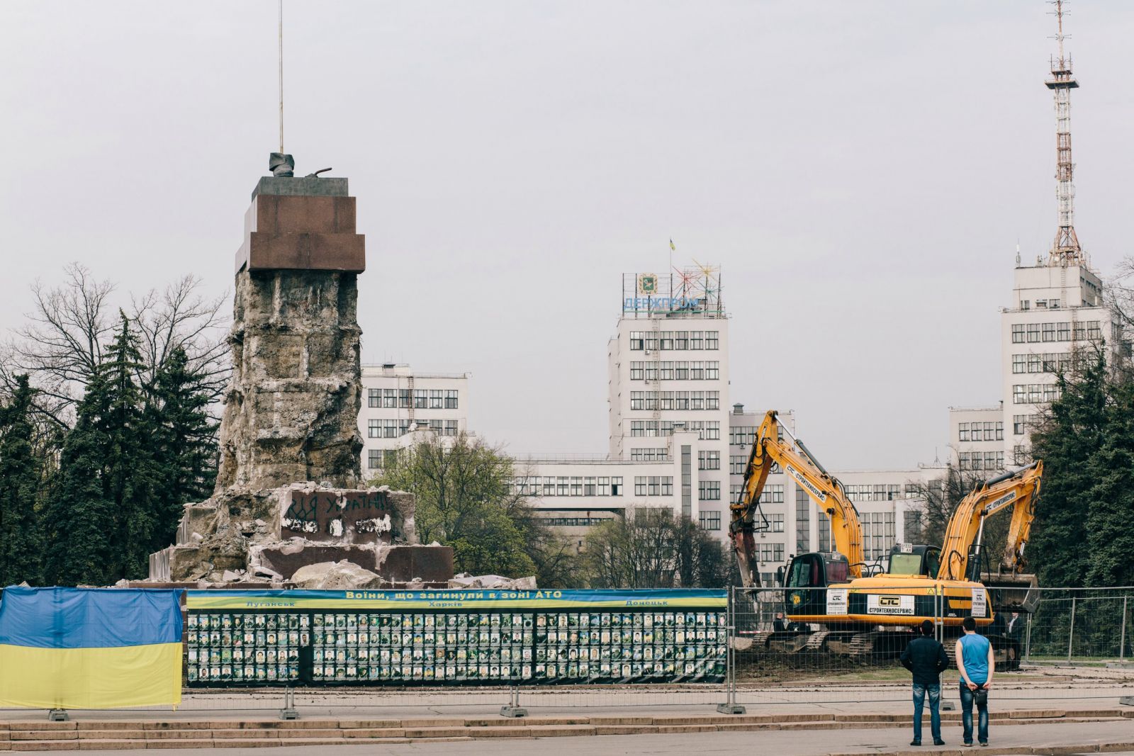 Постамент від пам'ятника Леніну на майдані Свободи після повалення Ілліча. Фото Павла Пахоменка
