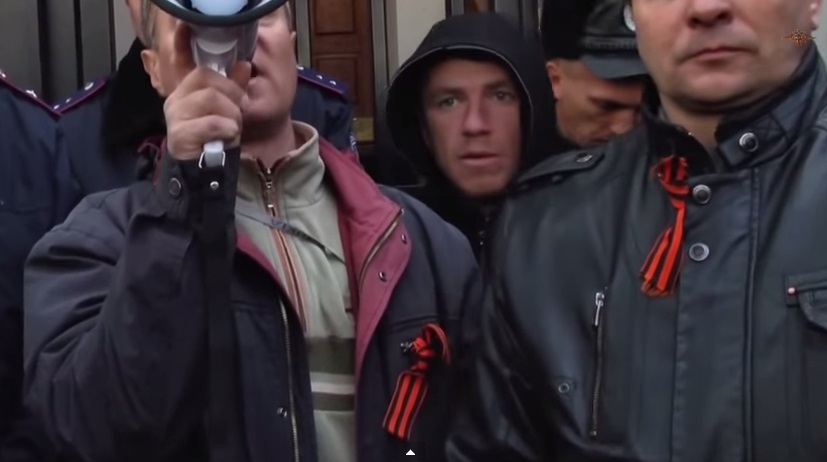Арсений Павлов, известный по позывному «Моторола», был замечен в Харькове 16 марта 2014 года на акции пророссийских сторонников возле управления СБУ. Скриншот видео Youtube