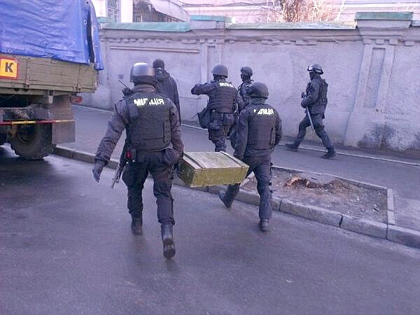 По предположению очевидцев, силовики несут ящик с гранатами. Фото: Тому Що ЗайКа ‏@rfcnf