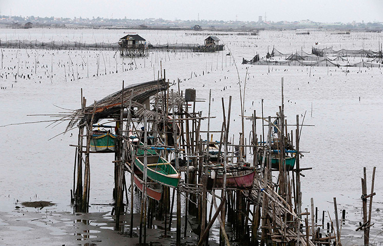 Рыбаки спрятали лодки в ожидании тайфуна. Фото: Erik De Castro/Reuters