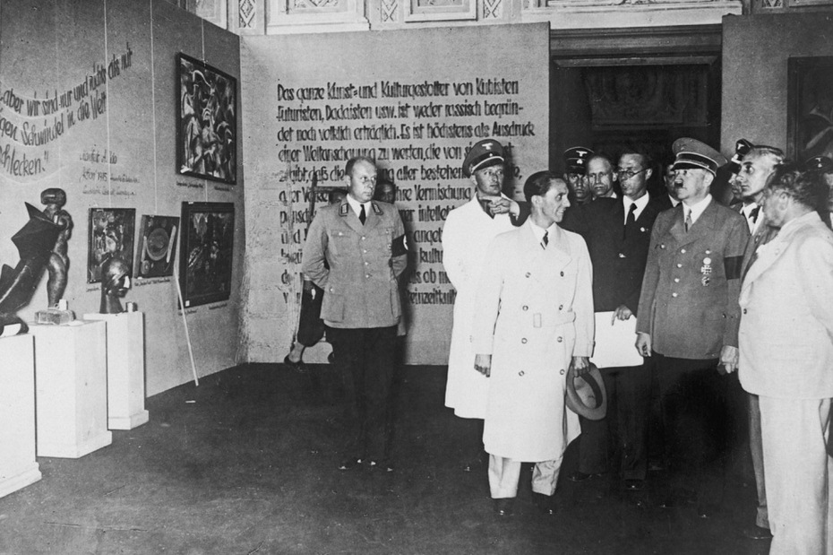 Гитлер на выставке «дегенеративного искусства»