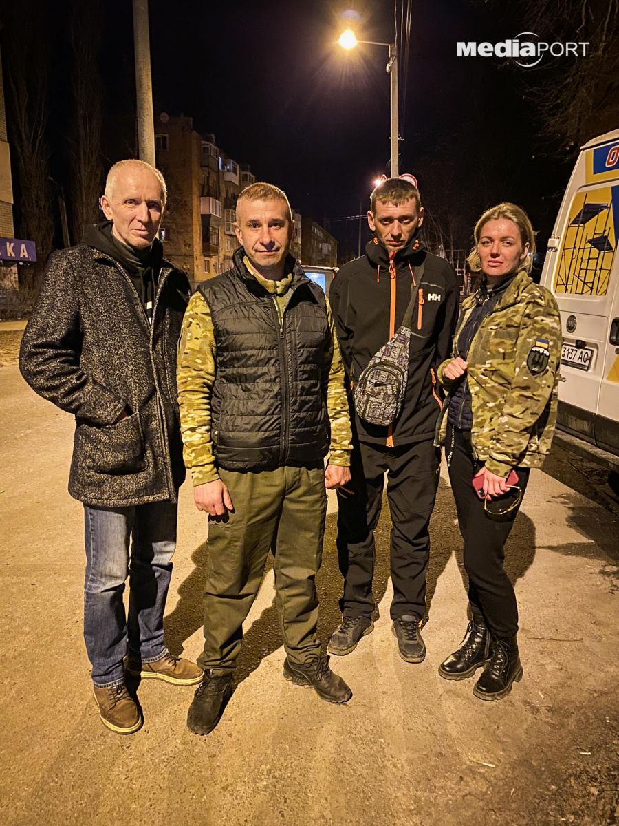 Харківські волонтери вивезли з-під обстрілів на Донеччині жителів Бахмута