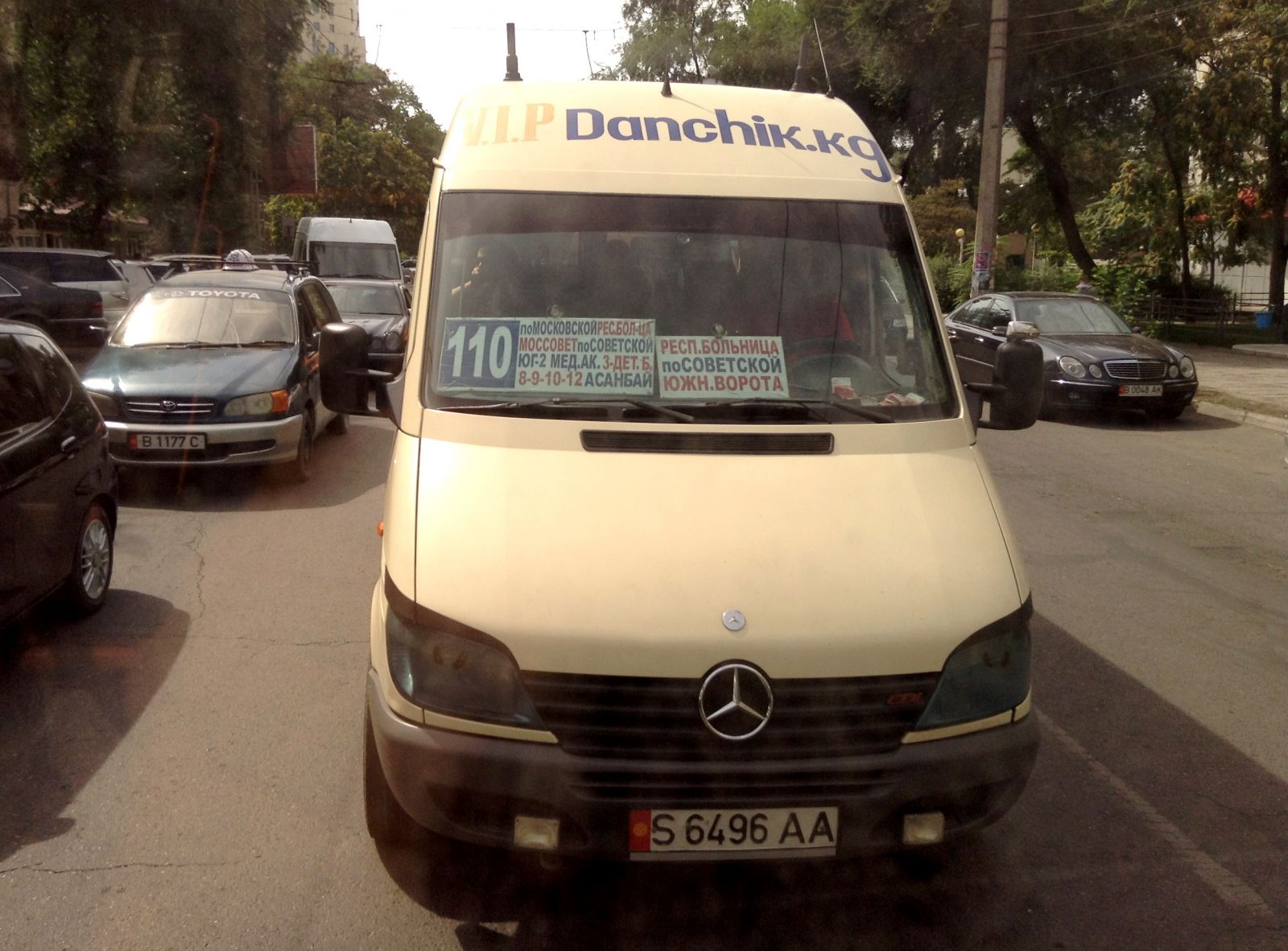 В Кыргызстане много машин с правым рулём. Яркая черта автомобилистов - они часто сигналят.