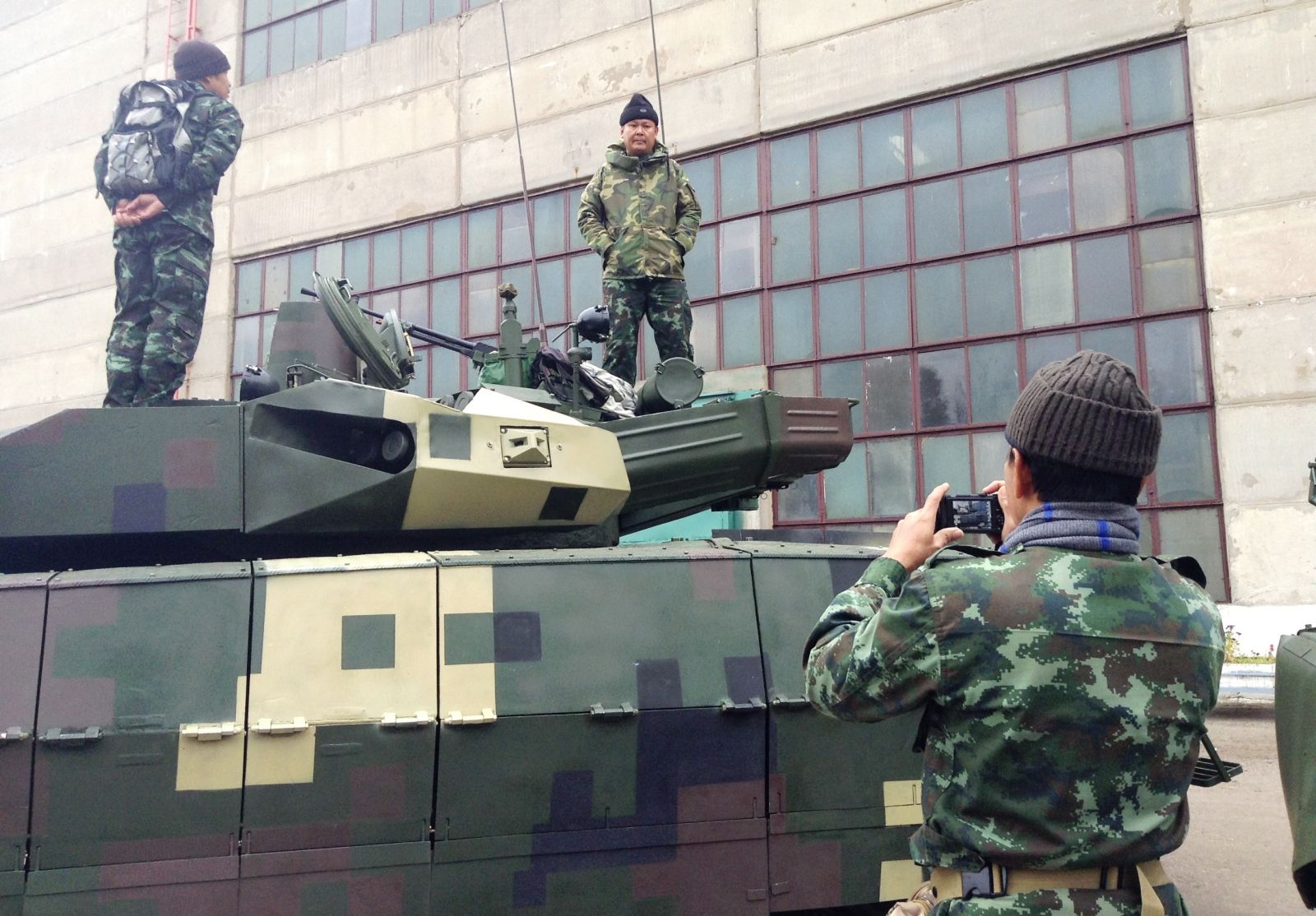 Привыкшие к тропикам тайцы в Харькове надели тёплые шапки