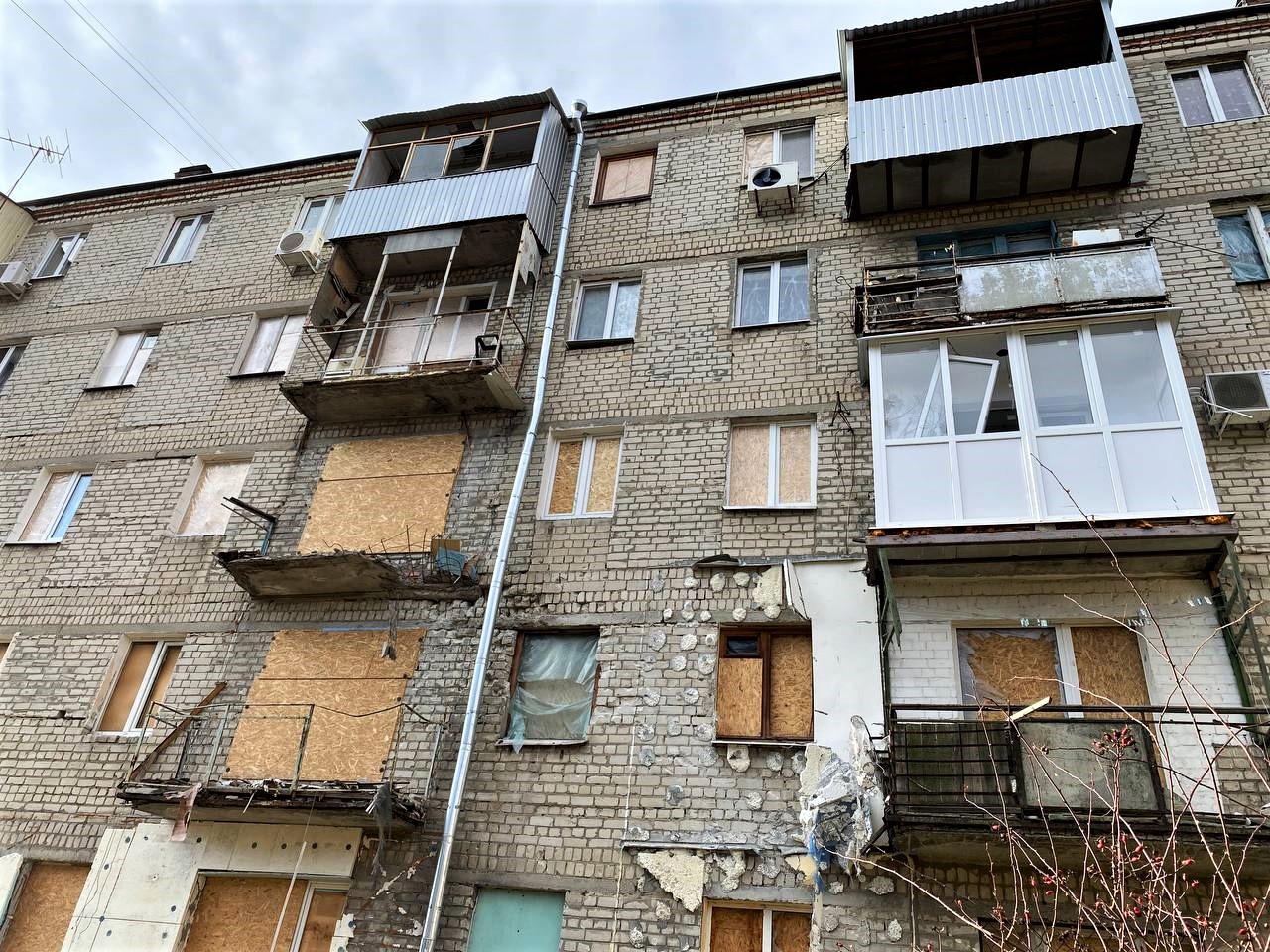 У багатьох будинках П'ятихаток щонайменше вибиті вікна, є прямі влучання. Фото: листопад 2022 року