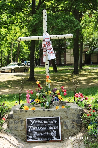 «Берёзовый» крест на месте камня УПА установили накануне Пасхи