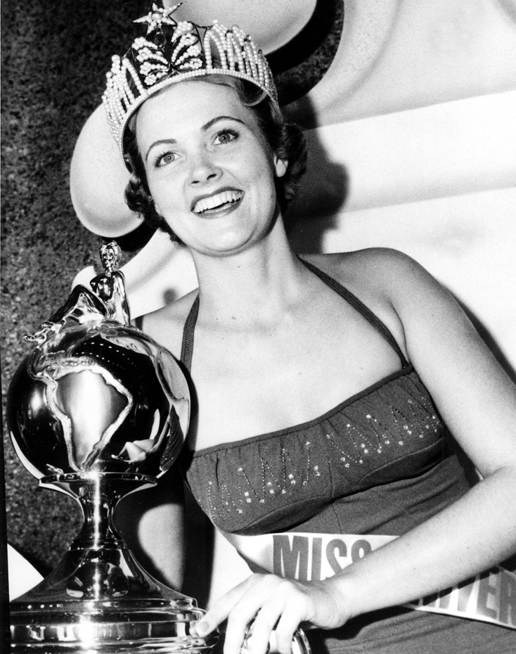 «Мисс Вселенная 1954» Мириам Стивенсон, представляла США. Первая «Мисс Америка», которая победила в конкурсе. Её рост 177 см