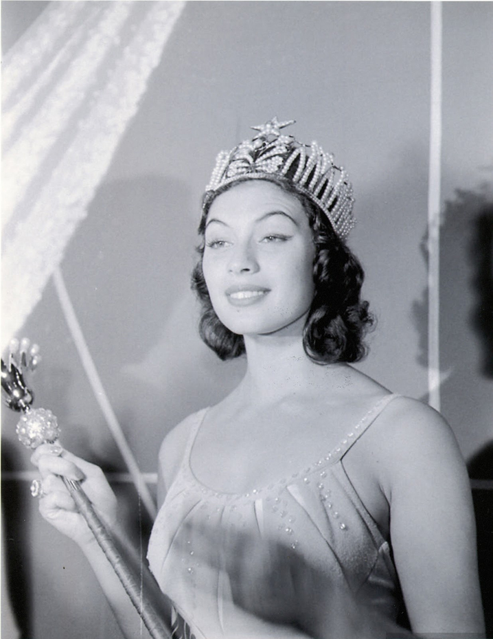 «Мисс Вселенная 1957» Глэдис Зендер, победительница конкурса «Мисс Перу», рост участницы — 170 см