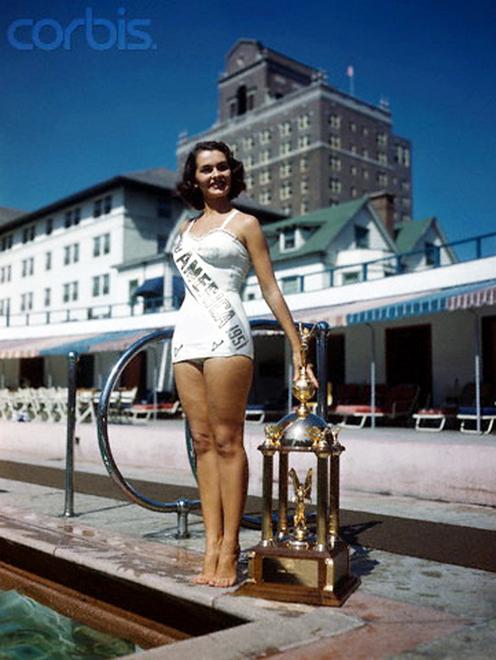 Иоланда Бетбезе позирует в купальнике на конкурсе «Мисс Америка» в Атланта Сити. 1950 год