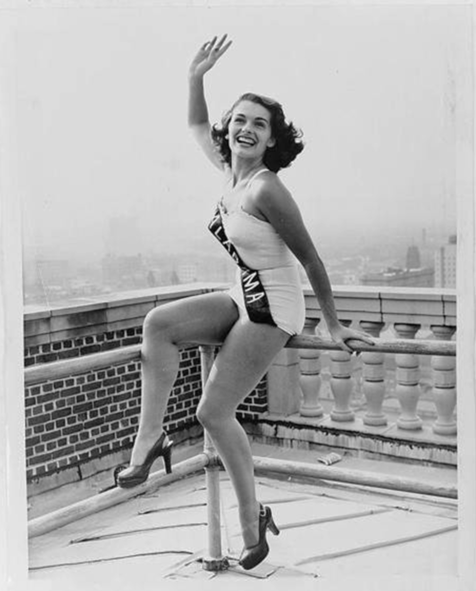 Иоланда Бетбезе на конкурсе «Мисс Америка» представляет штат Алабама. 1950 год