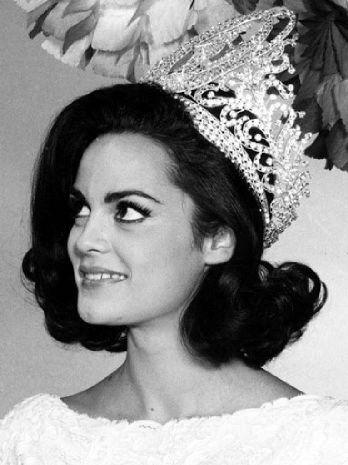 «Мисс Вселенная 1964» Коринна Тсопей, первая коронованная «Мисс Вселенная» из Греции. Позже не один раз была в жюри конкурса