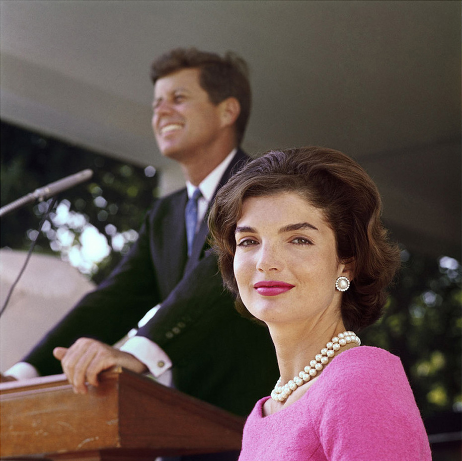 Жаклин Кеннеди и... тот самый мужчина, который сопровождает её.