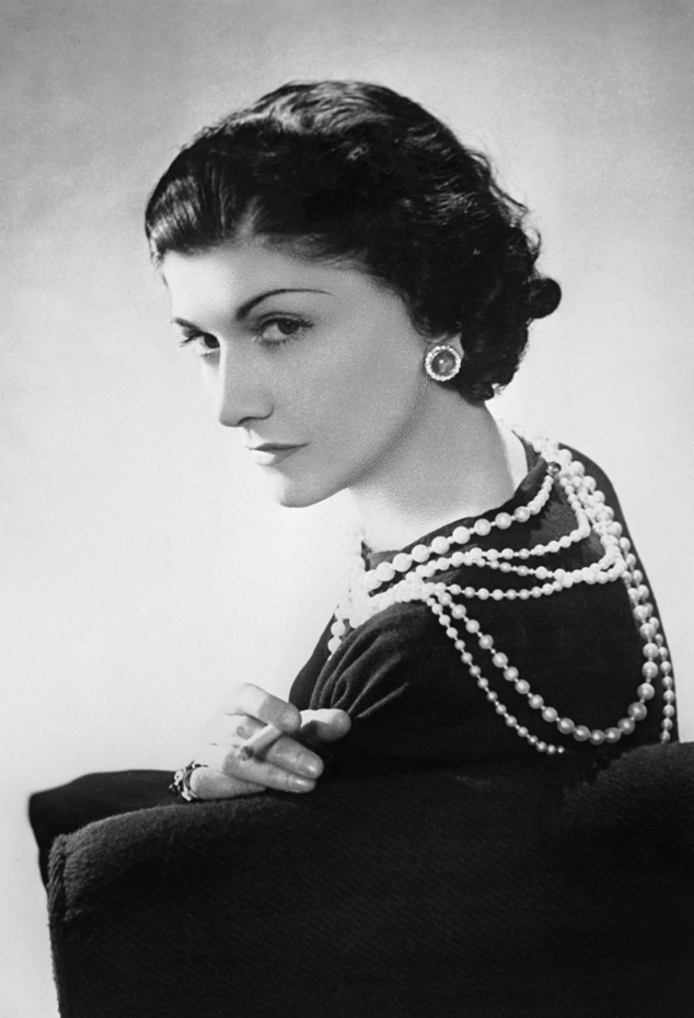 Коко Шанель ввела моду на бижутерию, именно она рекомендовала носить несколько нитей жемчуга разного диаметра