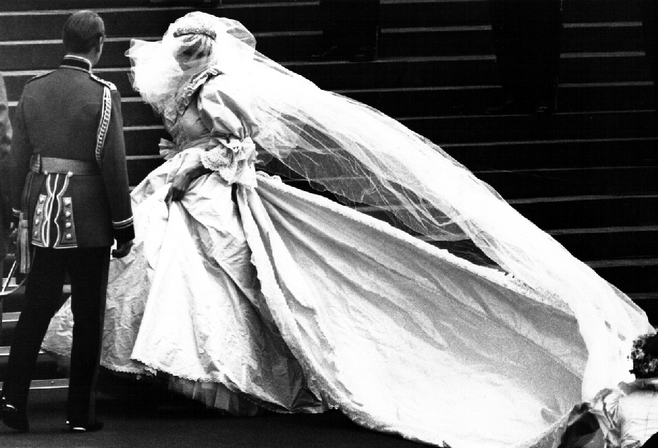 Леди Диана в легендарном свадебном платье.  Элизабет и Дэвид Эмануэль изготовили этот наряд из 40 метров шелковой ткани. Платье состояло из корсажа с рукавами в стиле ампир, пышной юбки, отделанной старинным английским кружевом и 7,5-метрового шлейфа