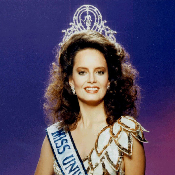 «Мисс Вселенная 1987» — Сесилия Болокко