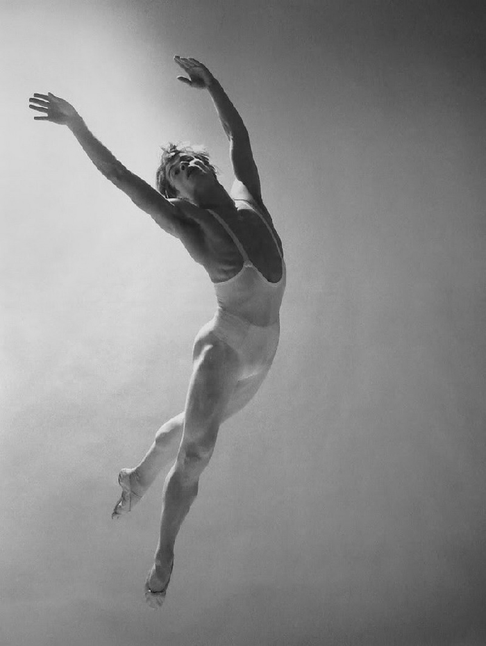 Рудольф Нуриев — советский и британский артист балета, балетмейстер. Наверное, самый знаменитый «невозвращенец». Умер от СПИДа 6 января 1993 года в Париже