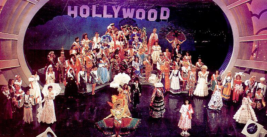 Открытие конкурса «Мисс Вселенная 1990» на сцене театра Шуберта. Демонстрация национальных костюмов