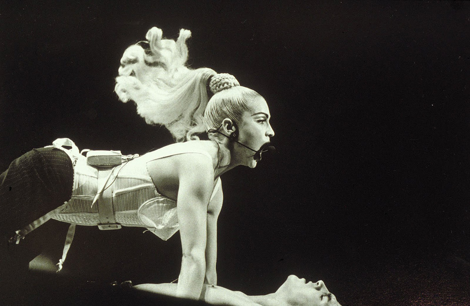 В 1990 году Жан-Поль Готье разработал для Мадонны несколько костюмов для её концертного турне «Blond Ambition», в том числе знаменитый бюстгальтер, чашечки которого были выполнены в виде конусов. Эта задумка великого провокатора сыграла важную роль в имидже певицы и её успехе у публики