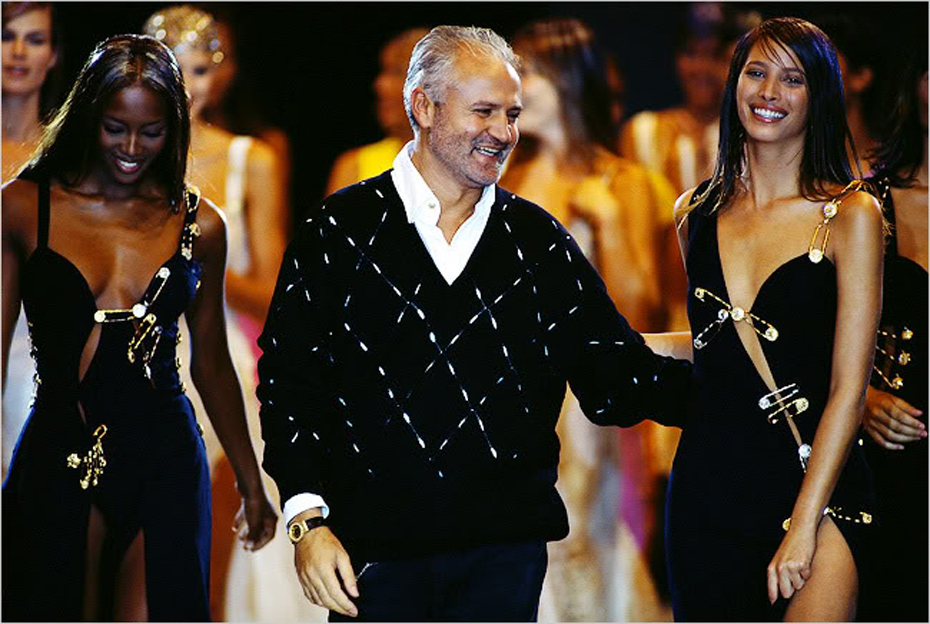 С 1990 года итальянец Джанни Версаче был принят в Синдикат высокой моды. В 1994 году он ввел в высокую моду украшение панков — булавки