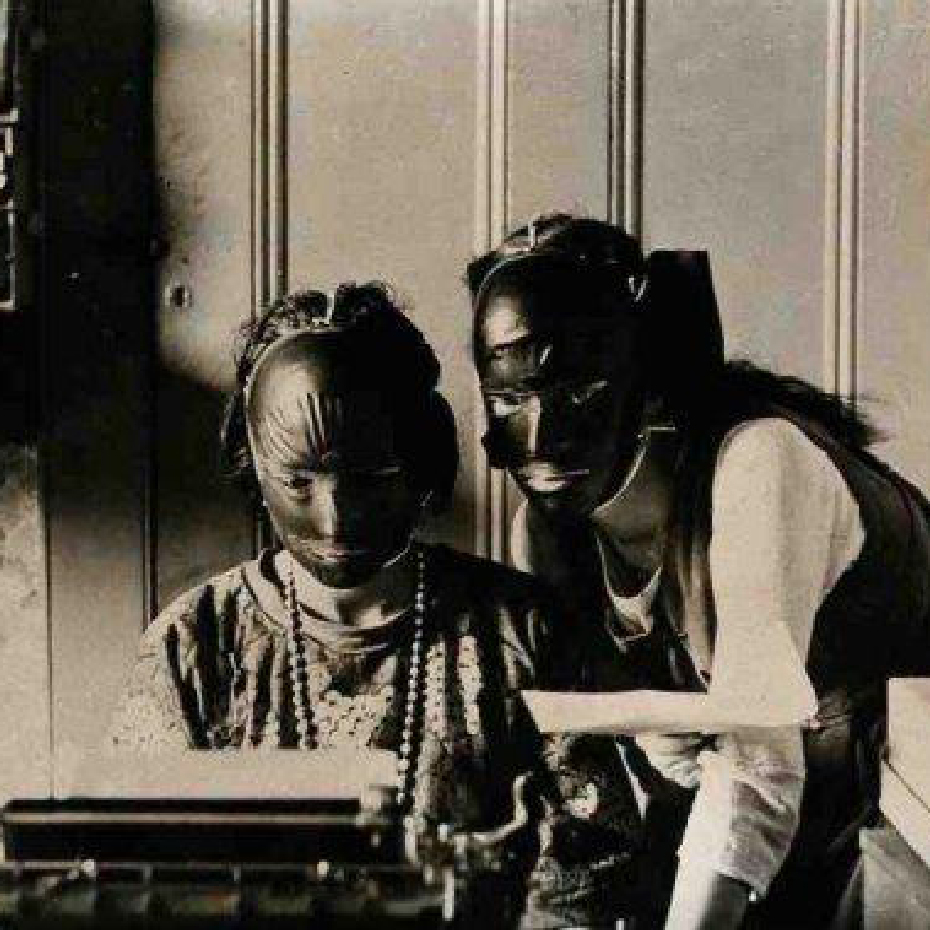 Девушки в так называемых резиновых масках красоты, 1921 год. Всем, кто их регулярно носил, было обещано лицо без морщин