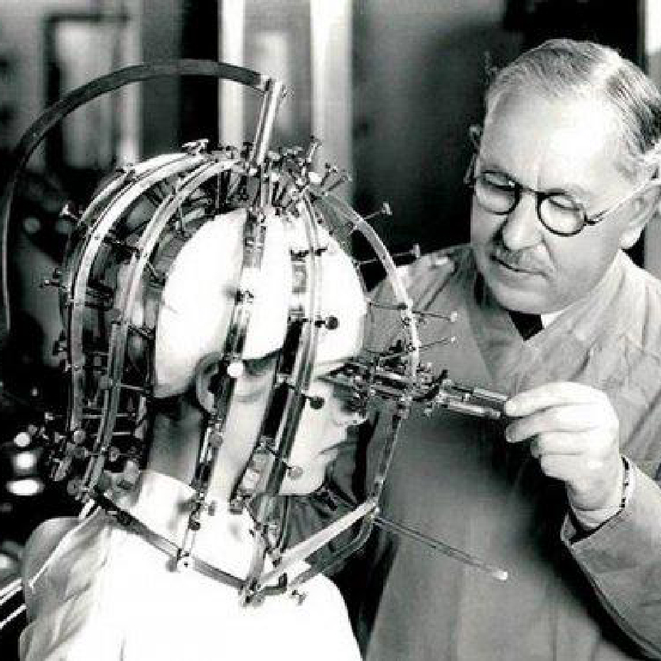 На женщине устройство, которое изобрёл Макс Фактор. С его помощью можно было «вычислить», где и как нанести макияж, который идеально скроет недостатки каждой конкретной женщины. 1930 год