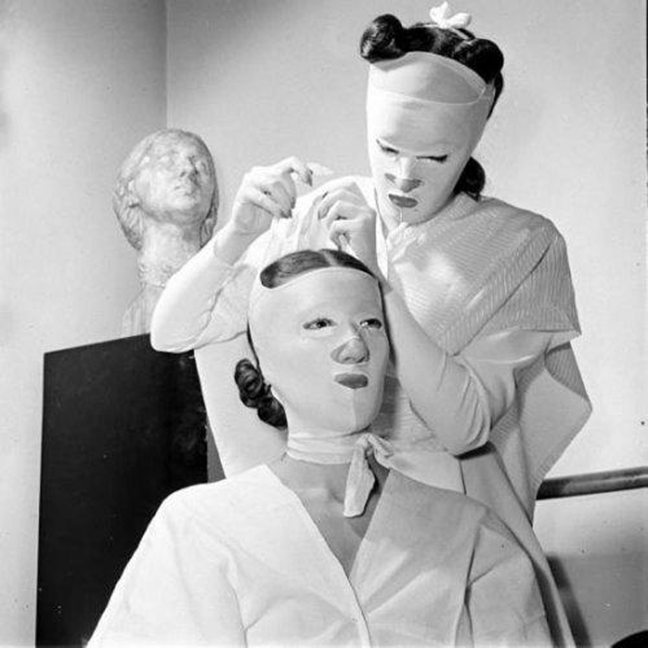 Процедура красоты в салоне Helena Rubinstein, 1940 год