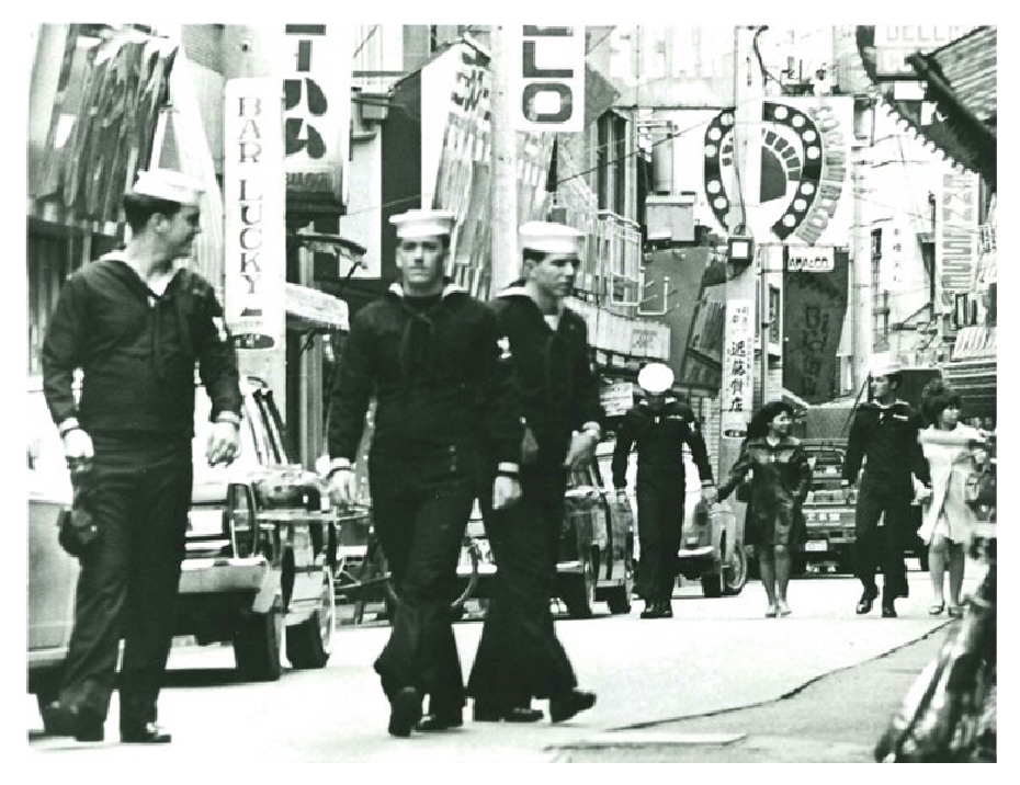 Американские моряки в Японии. Обратите внимание на задний план