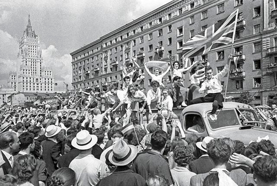 Шествие участников Международного фестиваля молодёжи в Москве. 1957 год
