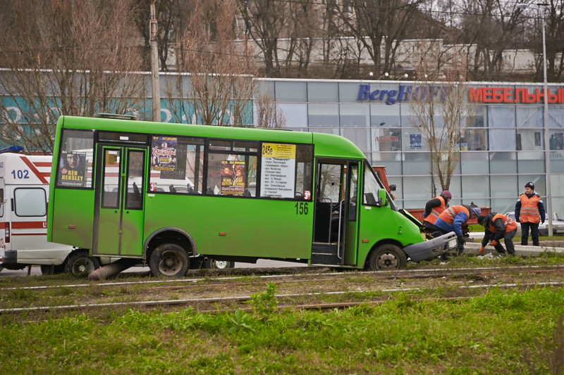 Мерседес маршрутка красный