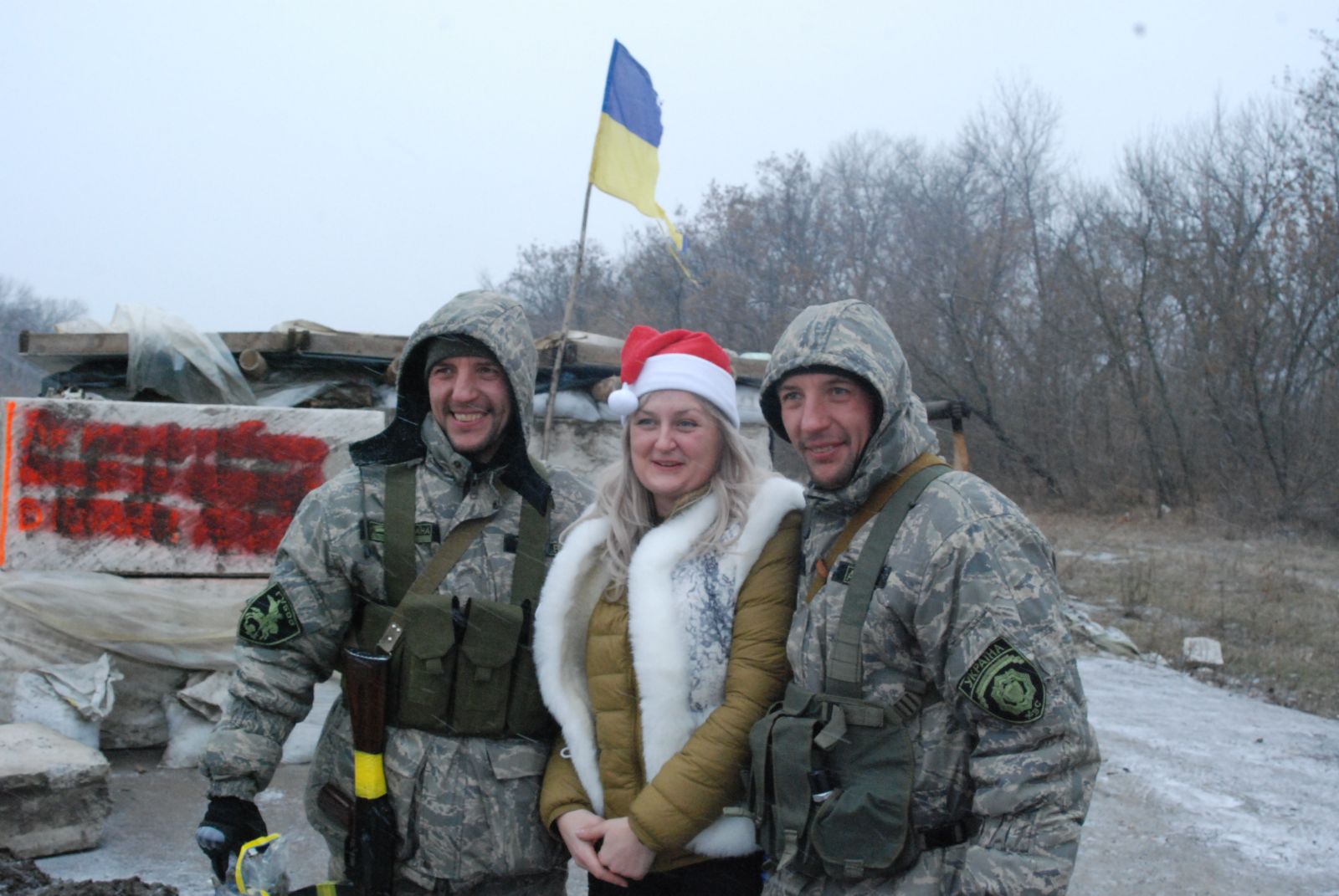 Близнецы Владимир и Ярослав с волонтёркой Help Army Татьяной Бедняк