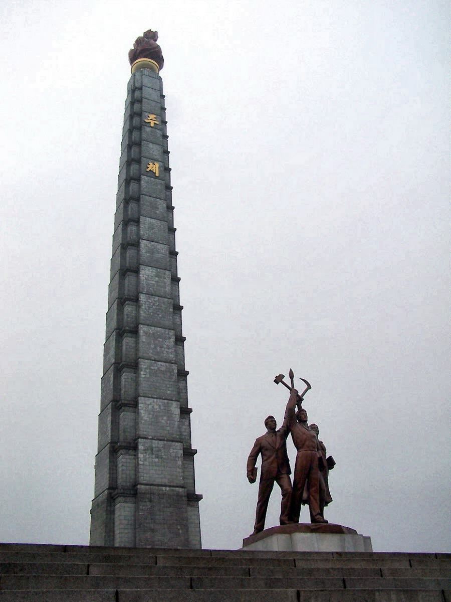 Монумент идеям чучхе в Пхеньяне