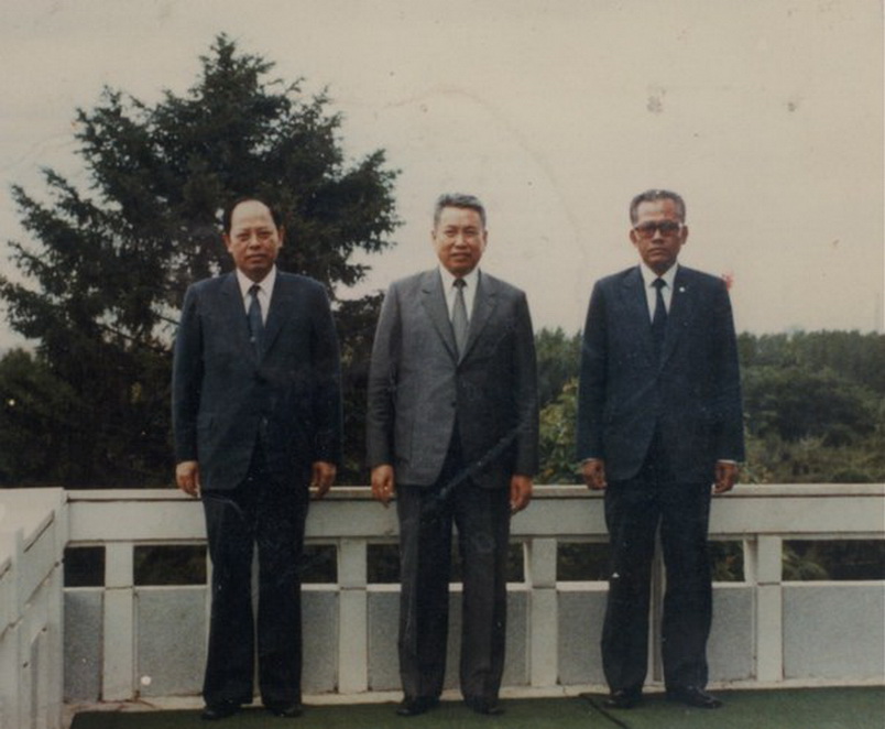 Пол Пот, Иенг Сари и Сон Сен в Пхеньяне, 70-е годы. В 1997 году Сон Сен приказал убить его и 13 членов его семьи, что вызвало недовольство «красных кхмеров»