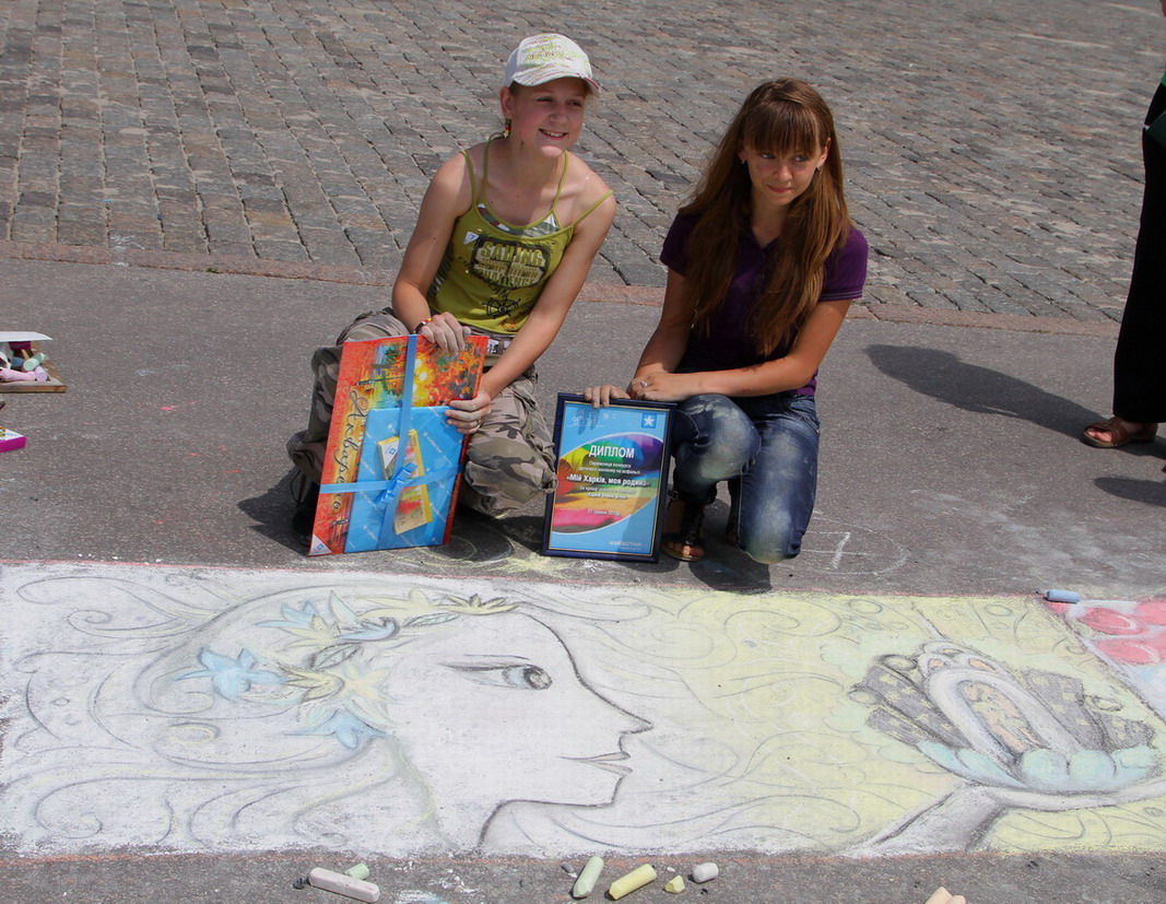 В номинации «Харьков глазами детей» победили Екатерина и Вероника. Они нарисовали девушку, которая держит на ладонях Харьков