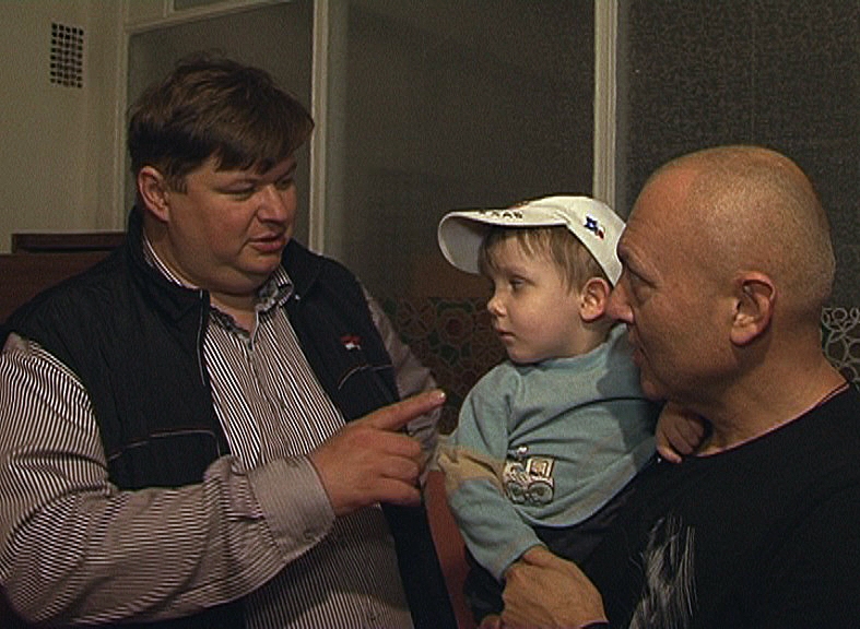 Игорь Балута и Роман Марабян с ребёнком из Краматорска. Фото: пресс-служба ХОГА