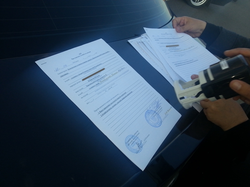 Губернатор подписывает акты приёма детей. Фото: пресс-служба ХОГА