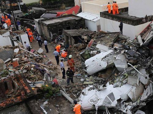 Обломки самолёта, упавшего на Тайване