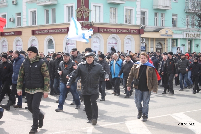 Митингующие с российскими флагами
